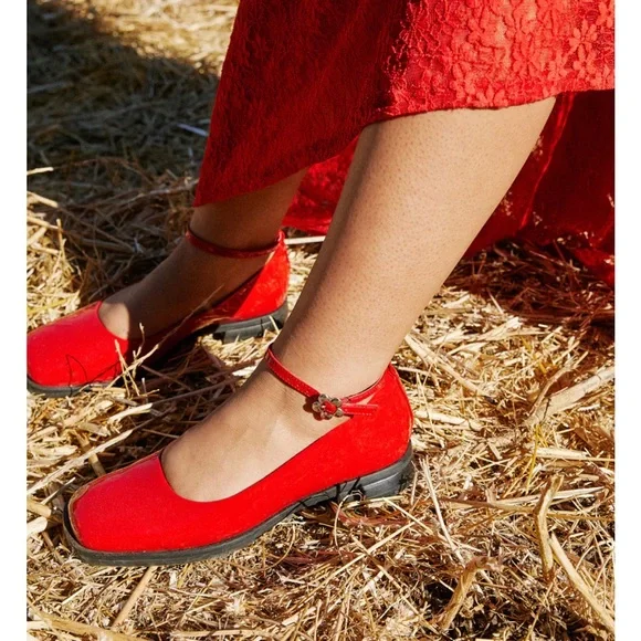 Lisa Says Gah Mia Mary Jane
$198 retail 
Color:
Red Patent - Picture 2 of 9
